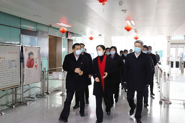 市領(lǐng)導(dǎo)至車站走訪慰問和疫情防控、保供應(yīng)保安全保暢通工作督查