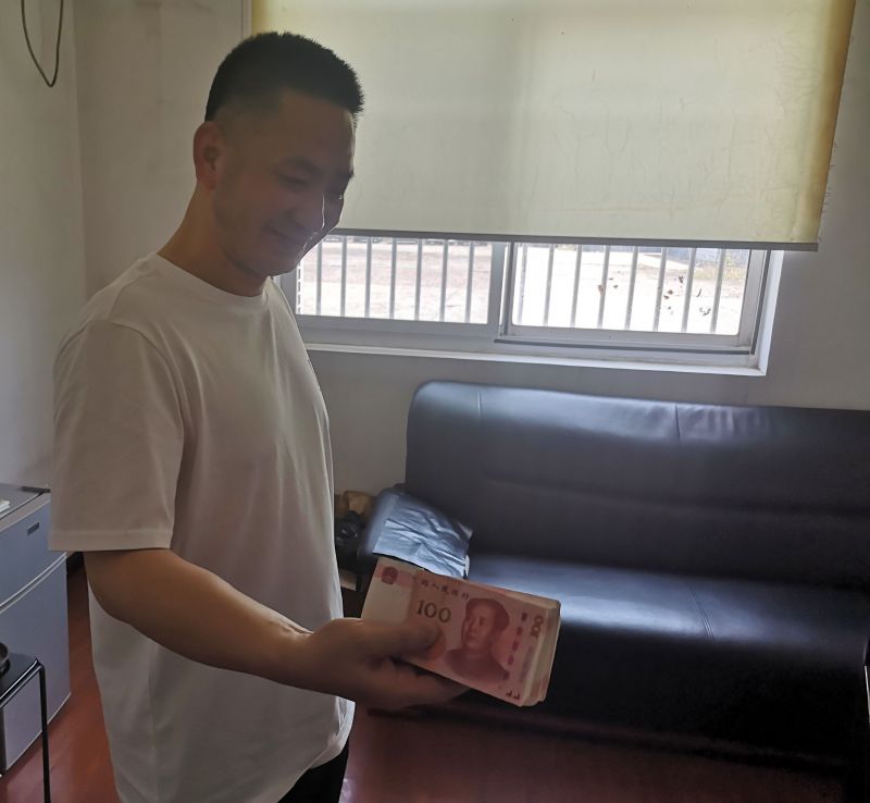 點(diǎn)贊！拾金不昧好的哥 萬(wàn)元現(xiàn)金物歸原主